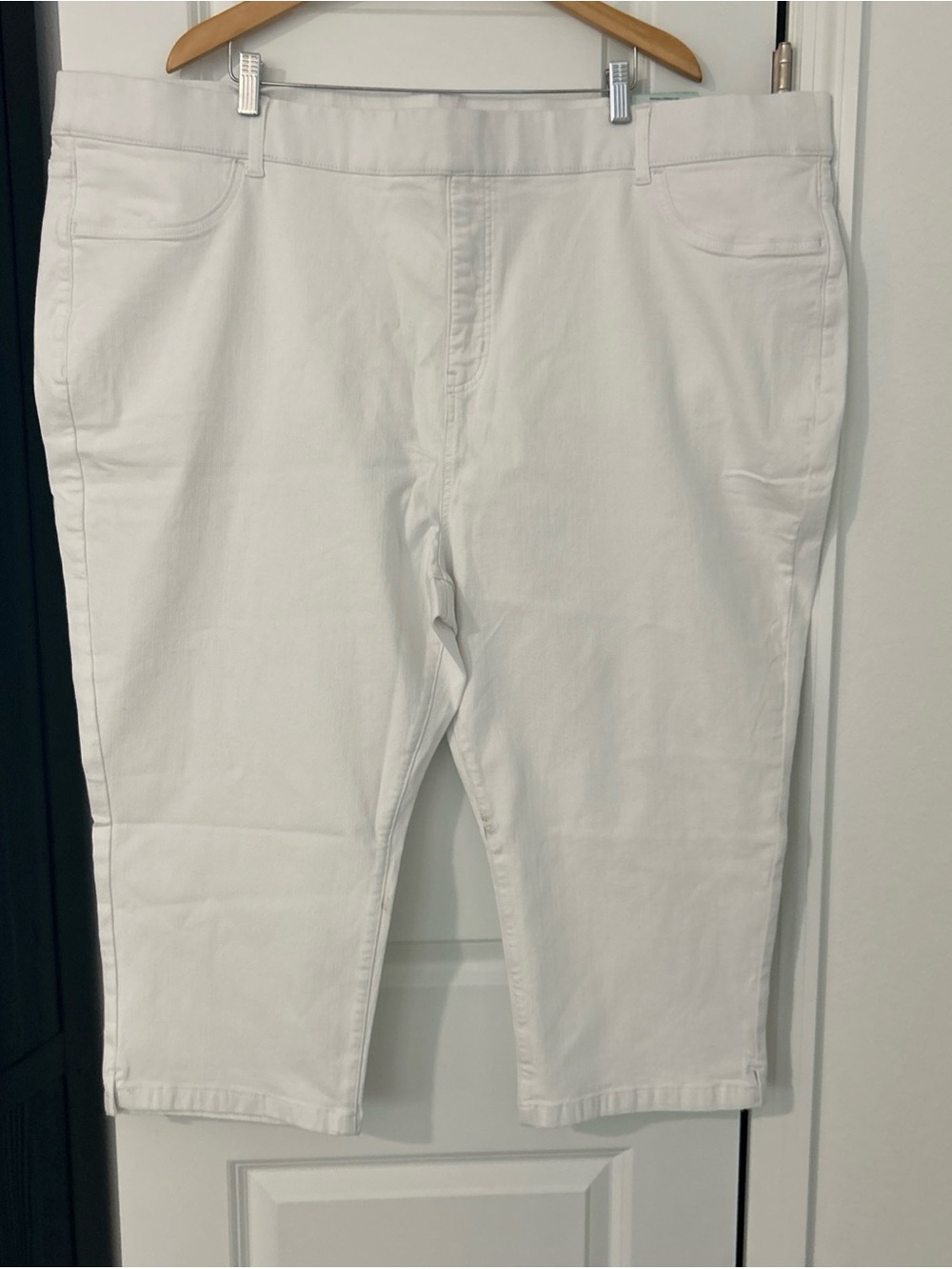 Terra & Sky Women's 4x, White Jeggings, Capri- NWT- Tummy Control- High Rise